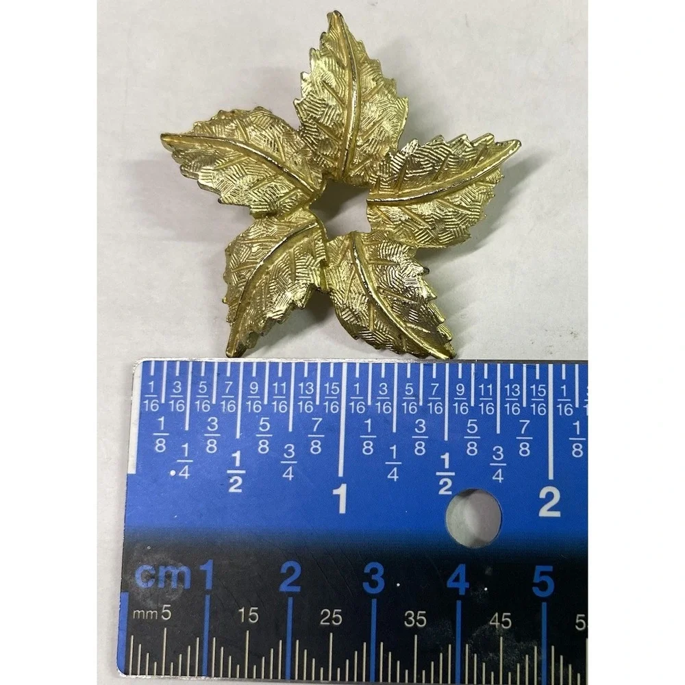 Vintage Gold Tone Leaves Wreath Brooch Pin Womens Jewelry 1.75